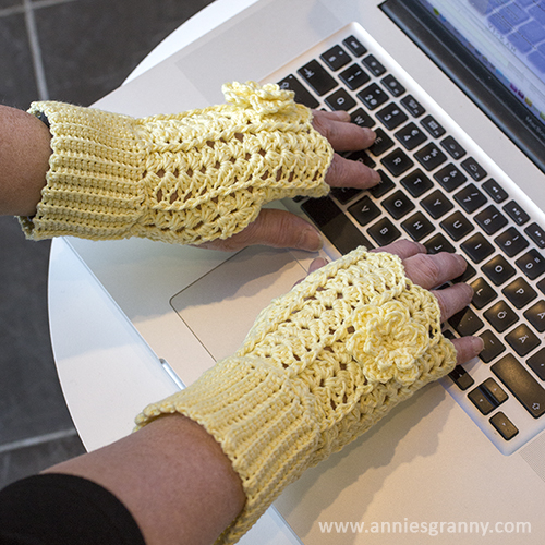 Wristwarmer - Free pattern by Anita Schaeder - www.anniesgranny.com